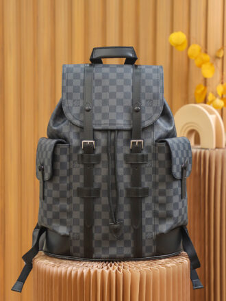 Authentic SP inspection-free and equipped with a full set of duty-free packaging. 𝐂𝐇𝐑𝐈𝐒𝐓𝐎𝐏𝐇𝐄𝐑 Backpack N41379 French original leather🇫🇷 Pure steel hardware Size: 41*48*13cm A backpack for men and women is very suitable for daily bags for outdoor use. Its attractive design style is quite tasteful and can easily meet daily travel capacity. It can hold laptops, books, documents, etc., and the hanging cover open and close snap buckle rope is more layered and retro, and it is almost versatile! The utilization rate is super high, a must-have for daily commuting and traveling, and the focus is not on any height!