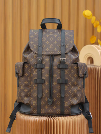 Authentic SP inspection-free and equipped with a full set of duty-free packaging. 𝐂𝐇𝐑𝐈𝐒𝐓𝐎𝐏𝐇𝐄𝐑 Backpack N43735 French original leather🇫🇷 Pure steel hardware Size: 41*48*13cm A backpack for men and women is very suitable for daily bags for outdoor use. Its attractive design style is quite tasteful and can easily meet daily travel capacity. It can hold laptops, books, documents, etc., and the hanging cover open and close snap buckle rope is more layered and retro, and it is almost versatile! The utilization rate is super high, a must-have for daily commuting and traveling, and the focus is not on any height!