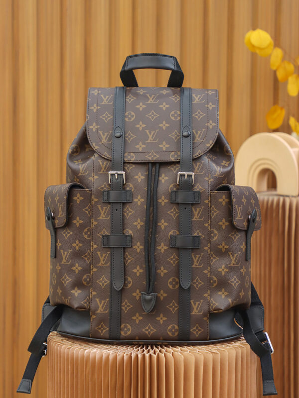Authentic SP inspection-free and equipped with a full set of duty-free packaging. 𝐂𝐇𝐑𝐈𝐒𝐓𝐎𝐏𝐇𝐄𝐑 Backpack N43735 French original leather🇫🇷 Pure steel hardware Size: 41*48*13cm A backpack for men and women is very suitable for daily bags for outdoor use. Its attractive design style is quite tasteful and can easily meet daily travel capacity. It can hold laptops, books, documents, etc., and the hanging cover open and close snap buckle rope is more layered and retro, and it is almost versatile! The utilization rate is super high, a must-have for daily commuting and traveling, and the focus is not on any height!