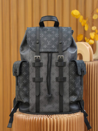 Authentic SP inspection-free and equipped with a full set of duty-free packaging. 𝐂𝐇𝐑𝐈𝐒𝐓𝐎𝐏𝐇𝐄𝐑 Backpack N45419 French original leather🇫🇷 Pure steel hardware Size: 41*48*13cm A backpack for men and women is very suitable for daily bags for outdoor use. Its attractive design style is quite tasteful and can easily meet daily travel capacity. It can hold laptops, books, documents, etc., and the hanging cover open and close snap buckle rope is more layered and retro, and it is almost versatile! The utilization rate is super high, a must-have for daily commuting and traveling, and the focus is not on any height!