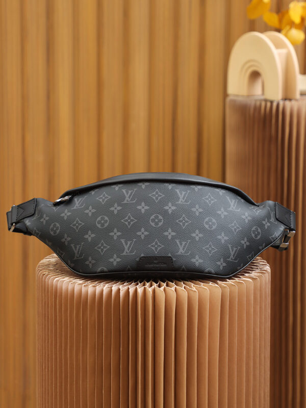 Authentic SP inspection-free and equipped with a full set of duty-free packaging. 𝐃𝐈𝐒𝐂𝐂𝐎𝐕𝐄𝐑𝐘 Waist bag M44336 French original leather🇫🇷Pure steel hardware Size: 47*20*9cm The waist bag series created by the classic black flower iconic style interprets the style concepts available to men and women. The simple and fashionable style allows you to no longer fall into the traditional tacky waist bag series, but represents a must-have artifact for fashionable trendy people, which can be used as a waist bag, and can also be carried on one shoulder or cross-body, which shows more fashionable personality. I love you!