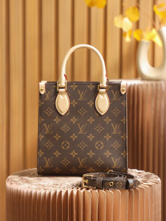 Authentic SP inspection-free and equipped with a full set of duty-free packaging. 𝐒𝐀𝐂 𝐏𝐋𝐀𝐓 𝐁𝐁𝐁 Piano score bag M45847 French original leather🇫🇷Pure steel hardware Size: 21.5*22*9cm 𝙎𝘼𝘾 𝙋𝙇𝘼𝙏 𝘽𝘽 The series ushers in the popularity of the presbyopic music score bag this year, adopting classic presbyopic, and simple style makes the whole bag reflect a retro and generous vision! The compact body can meet your daily accommodation needs. The design of the portable and crossbody allows you to present a different aura with different ways of reciting. 𝙫𝙞𝙣𝙩𝙖𝙜𝙚Middle-high-end feel!