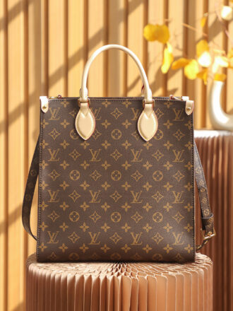 Authentic SP inspection-free and equipped with a full set of duty-free packaging. 𝐒𝐀𝐂 𝐏𝐋𝐀𝐓 𝐁𝐁𝐁 Piano score bag M45848 YY 900 French original leather🇫🇷Pure steel hardware Size: 30*32*10cm 𝙎𝘼𝘾 𝙋𝙇𝘼𝙏 𝘽𝘽 The series ushers in the popularity of the presbyopic music score bag this year, adopting classic presbyopic, and simple style makes the whole bag reflect a retro and generous vision! The compact body can meet your daily accommodation needs. The design of the portable and crossbody allows you to present a different aura with different ways of reciting. 𝙫𝙞𝙣𝙩𝙖𝙜𝙚Middle-high-end feel!