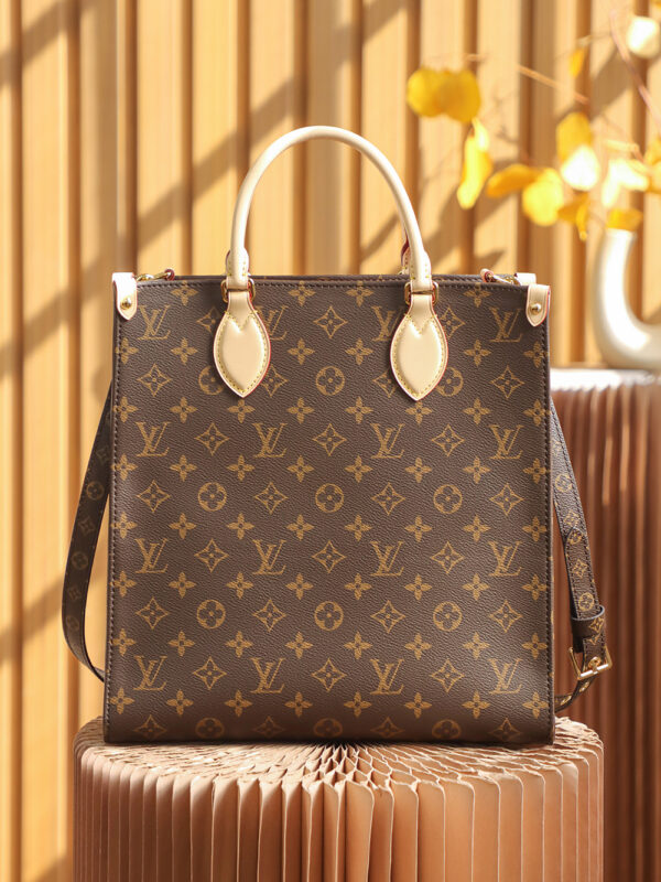 Authentic SP inspection-free and equipped with a full set of duty-free packaging. 𝐒𝐀𝐂 𝐏𝐋𝐀𝐓 𝐁𝐁𝐁 Piano score bag M45848 YY 900 French original leather🇫🇷Pure steel hardware Size: 30*32*10cm 𝙎𝘼𝘾 𝙋𝙇𝘼𝙏 𝘽𝘽 The series ushers in the popularity of the presbyopic music score bag this year, adopting classic presbyopic, and simple style makes the whole bag reflect a retro and generous vision! The compact body can meet your daily accommodation needs. The design of the portable and crossbody allows you to present a different aura with different ways of reciting. 𝙫𝙞𝙣𝙩𝙖𝙜𝙚Middle-high-end feel!