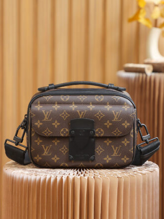 Authentic SP inspection-free and equipped with a full set of duty-free packaging. 𝐒 𝐋𝐎𝐂𝐊 Postman bag M45806 French original leather🇫🇷Pure steel hardware Size: 22*18*8cm A difficult-to-find postman bag is tailor-made for men. The upper body effect is both explosive and comfortable. It is super beautiful and atmospheric with the different styles of daily wardrobes. It seems low-key and not eye-catching. The visual effect behind the back will make you shine! The capacity is also perfect, and it has become your first choice for daily travel. It is strongly Chinese grass!