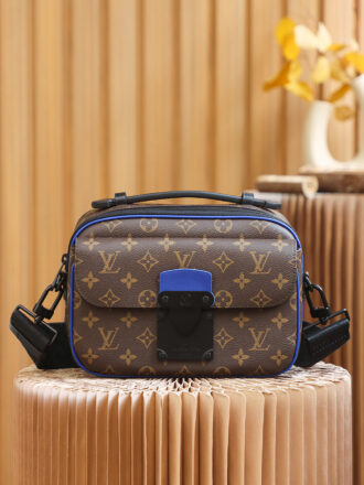 Authentic SP inspection-free and equipped with a full set of duty-free packaging. 𝐒 𝐋𝐎𝐂𝐊 Postman bag M45863 French original leather🇫🇷Pure steel hardware Size: 22*18*8cm A difficult-to-find postman bag is tailor-made for men. The upper body effect is both explosive and comfortable. It is super beautiful and atmospheric with the different styles of daily wardrobes. It seems low-key and not eye-catching. The visual effect behind the back will make you shine! The capacity is also perfect, and it has become your first choice for daily travel. It is strongly Chinese grass!