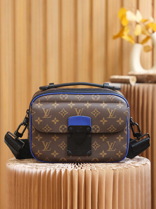 Authentic SP inspection-free and equipped with a full set of duty-free packaging. 𝐒 𝐋𝐎𝐂𝐊 Postman bag M45863 French original leather🇫🇷Pure steel hardware Size: 22*18*8cm A difficult-to-find postman bag is tailor-made for men. The upper body effect is both explosive and comfortable. It is super beautiful and atmospheric with the different styles of daily wardrobes. It seems low-key and not eye-catching. The visual effect behind the back will make you shine! The capacity is also perfect, and it has become your first choice for daily travel. It is strongly Chinese grass!