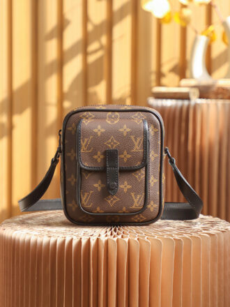 Authentic SP inspection-free and equipped with a full set of duty-free packaging. 𝐂𝐇𝐑𝐈𝐒𝐓𝐎𝐏𝐇𝐄𝐑 Camera Bag M69404 French original leather🇫🇷Pure steel hardware Size: 15*17*8cm A neutral style camera bag, I love at first sight, full of retro atmosphere, presbyopia itself is very versatile and eye-catching, matched with a full leather leather design, I want to buy it in minutes, I really love the upper body effect, the soulmate who meets me too late, has a very high capacity, a must-have artifact for daily going out, with a sense of appearance, can be shared by both men and women, I love it,!