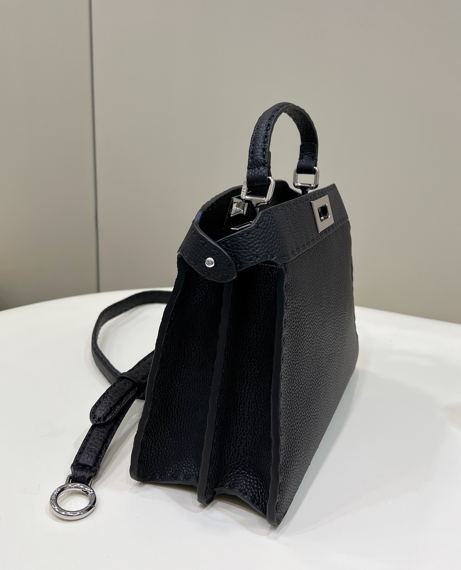 The latest ππππππππ Small handbag #Exclusive custom calfskin feels super delicate, exquisite handmade outer stitching, simple organ design is unique and elegant, and the classic model has a very high tablet rate βοΈsize: 27Γ11Γ20cm Model number 80012g - Image 2