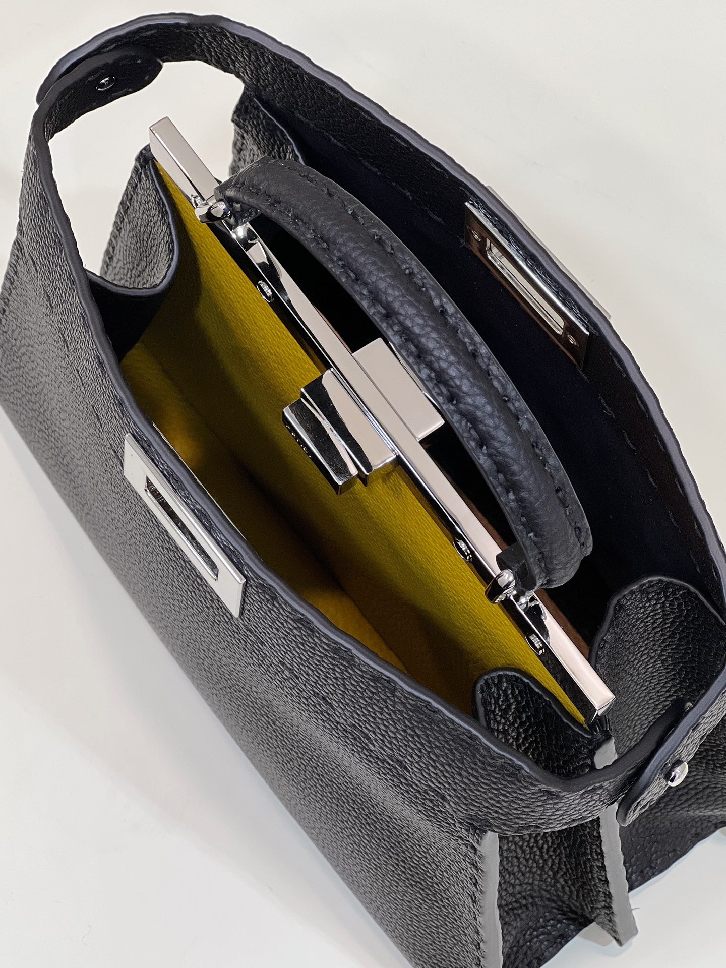 The latest ππππππππ Small handbag #Exclusive custom calfskin feels super delicate, exquisite handmade outer stitching, simple organ design is unique and elegant, and the classic model has a very high tablet rate βοΈsize: 27Γ11Γ20cm Model number 80012g - Image 8