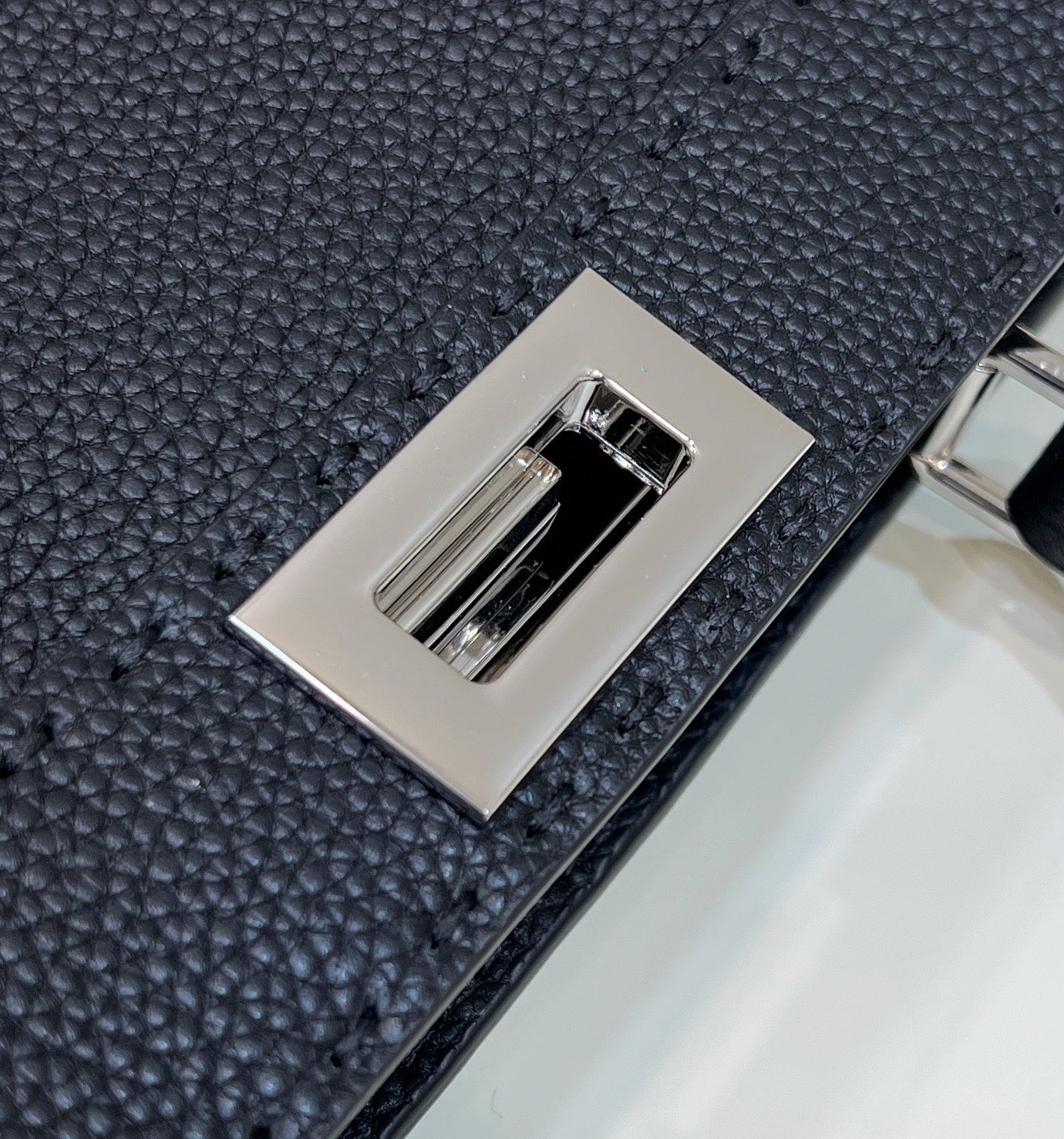 The latest ππππππππ Small handbag #Exclusive custom calfskin feels super delicate, exquisite handmade outer stitching, simple organ design is unique and elegant, and the classic model has a very high tablet rate βοΈsize: 27Γ11Γ20cm Model number 80012g - Image 5