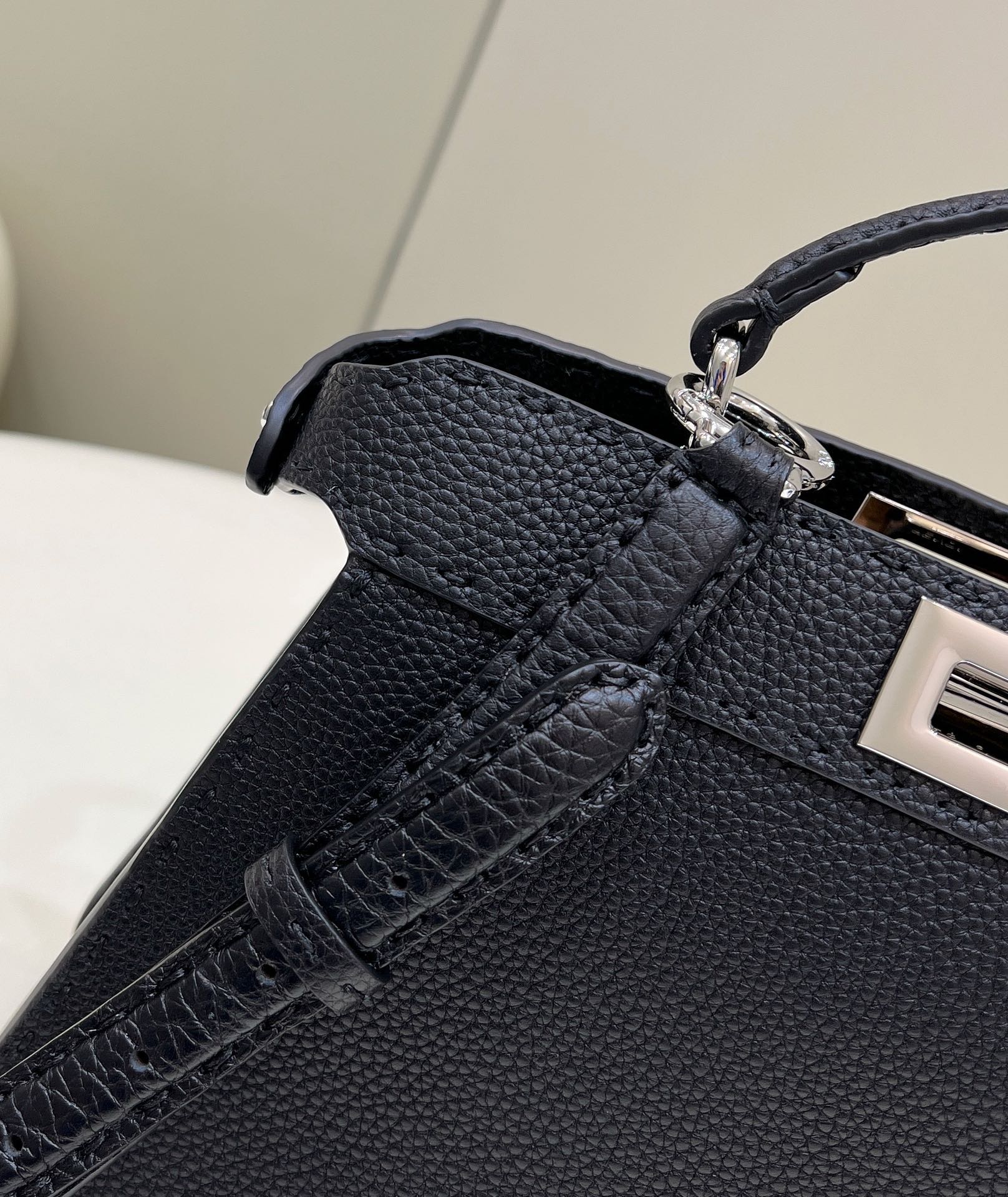 The latest ππππππππ Small handbag #Exclusive custom calfskin feels super delicate, exquisite handmade outer stitching, simple organ design is unique and elegant, and the classic model has a very high tablet rate βοΈsize: 27Γ11Γ20cm Model number 80012g - Image 4