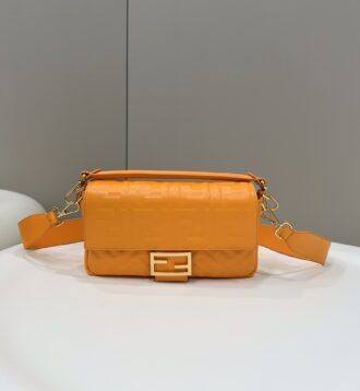 The Baguette🤙🤙 Super soft sheepskin texture and concave and three-dimensional double Flogo are always unforgettable. size 27×5×15cm Model number 0135AM orange