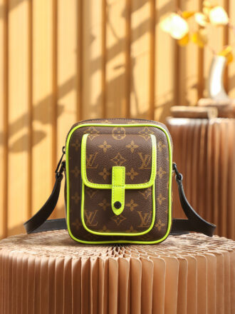 Authentic SP inspection-free and equipped with a full set of duty-free packaging. 𝐂𝐇𝐑𝐈𝐒𝐓𝐎𝐏𝐇𝐄𝐑 Camera Bag M69404 French original leather🇫🇷Pure steel hardware Size: 15*17*8cm A neutral style camera bag, I love at first sight, full of retro atmosphere, presbyopia itself is very versatile and eye-catching, matched with a full leather leather design, I want to buy it in minutes, I really love the upper body effect, the soulmate who meets me too late, has a very high capacity, a must-have artifact for daily going out, with a sense of appearance, can be shared by both men and women, I love it,!
