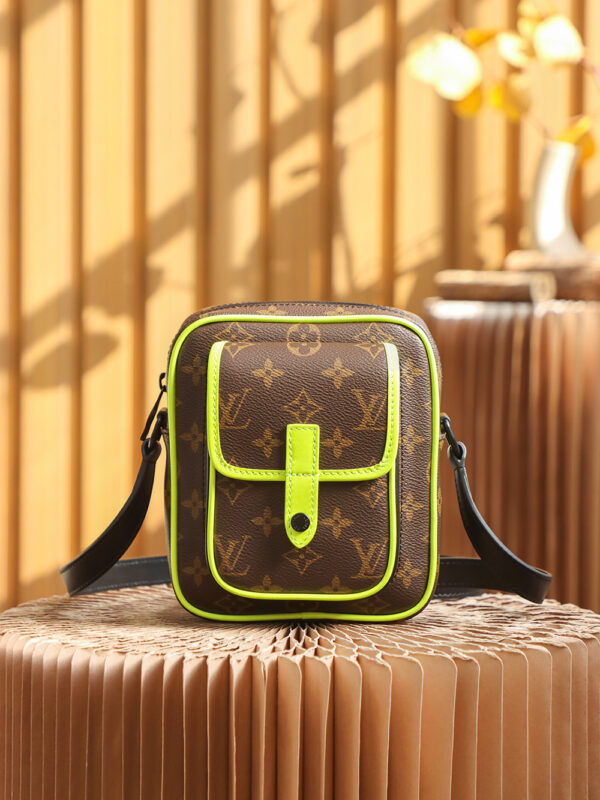 Authentic SP inspection-free and equipped with a full set of duty-free packaging. 𝐂𝐇𝐑𝐈𝐒𝐓𝐎𝐏𝐇𝐄𝐑 Camera Bag M69404 French original leather🇫🇷Pure steel hardware Size: 15*17*8cm A neutral style camera bag, I love at first sight, full of retro atmosphere, presbyopia itself is very versatile and eye-catching, matched with a full leather leather design, I want to buy it in minutes, I really love the upper body effect, the soulmate who meets me too late, has a very high capacity, a must-have artifact for daily going out, with a sense of appearance, can be shared by both men and women, I love it,!
