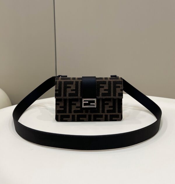 💫The small bag is coming out ~ It is a very portable style. There are buttons on the back to be used as a waist bag. The crossbody and one shoulder also have a very casual feeling~�The bag feels very good. size: 17*2*10cmF➞full package. Model number: 0151A
