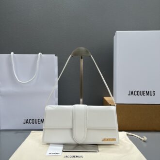 🥛 {White} Jacquemu* New single-room underarm bag▫️ Popular items are coming hot~ The cute little one is really too pleasing La The new bag with a design sense also adds suede material to better fit the texture of autumn and winter. It can be turned into a handbag in seconds. The impeccable mini versatile small bag~ Instantly capture the most fashionable women in the world! (I want to use this one in all colors ˃̶͈̀௰˂̶͈́ ✧) Every treasure fairy must have one! Model number 2036 Size: Length 28x height 13.5x width 6cm