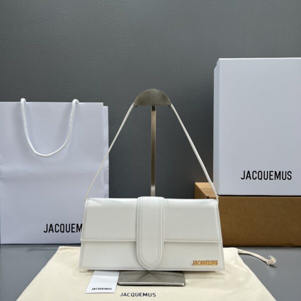 🥛 {White} Jacquemu* New single-room underarm bag▫️ Popular items are coming hot~ The cute little one is really too pleasing La The new bag with a design sense also adds suede material to better fit the texture of autumn and winter. It can be turned into a handbag in seconds. The impeccable mini versatile small bag~ Instantly capture the most fashionable women in the world! (I want to use this one in all colors ˃̶͈̀௰˂̶͈́ ✧) Every treasure fairy must have one! Model number 2036 Size: Length 28x height 13.5x width 6cm