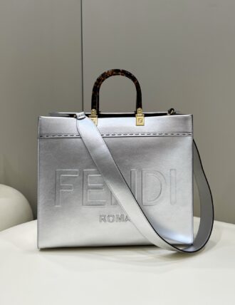fendi🔥The explosive version of cowhide with super high-end amber hand-wrapped shopping bag is the hottest version that everyone has been looking forward to. We strictly control the quality to the top �% 💯☑️Precise version number: 8553 silver size: 36x13x32cm Full set of F F