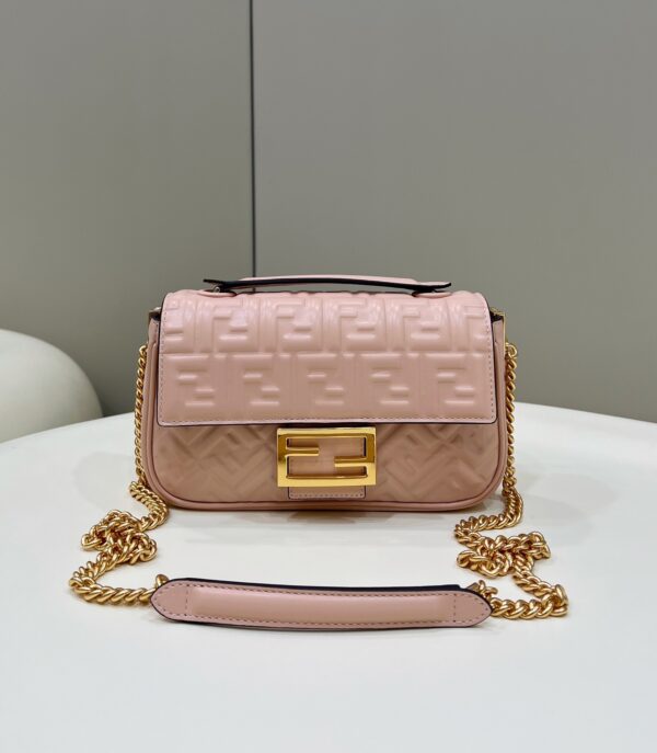 Classic relief𝐛𝐚𝐠𝐮𝐞𝐭𝐭𝐞, soft sheepskin feel, including bag-shaped texture, and it is integrated with non-removable sliding chain shoulder straps~~ Size: 24×7×13cm F full package, model number 8533 pink