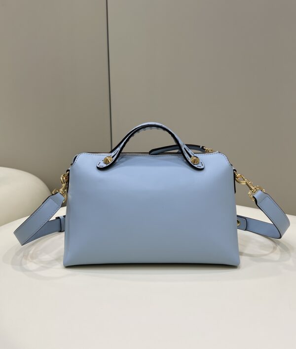 By the way Light blue FENDI Boston tote bag〰️Italian small 🐂 leather, simple style hot stamped letter pattern, paired with double handles and long shoulder straps, 🉑carrying or one shoulder, spacious inside with a mid-division. size 28cm~ Model number: 8286