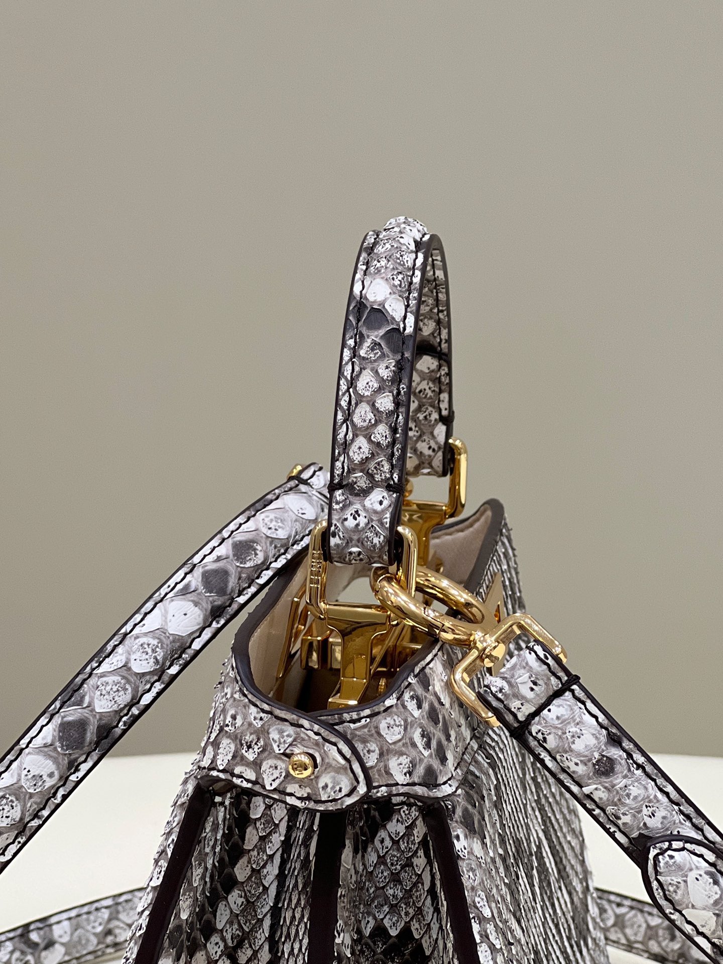 peekaboo's new series I see you petite Latest size Super fresh ~ Top-grade snake skin making, soft and hard and super straight π It is more advanced in combination with all-steel metal fasteners, and it is equipped with long shoulder straps for easy use and the inner capacity is also super sufficient. Model number: 80062 A size: 20*11*16cm - Image 2