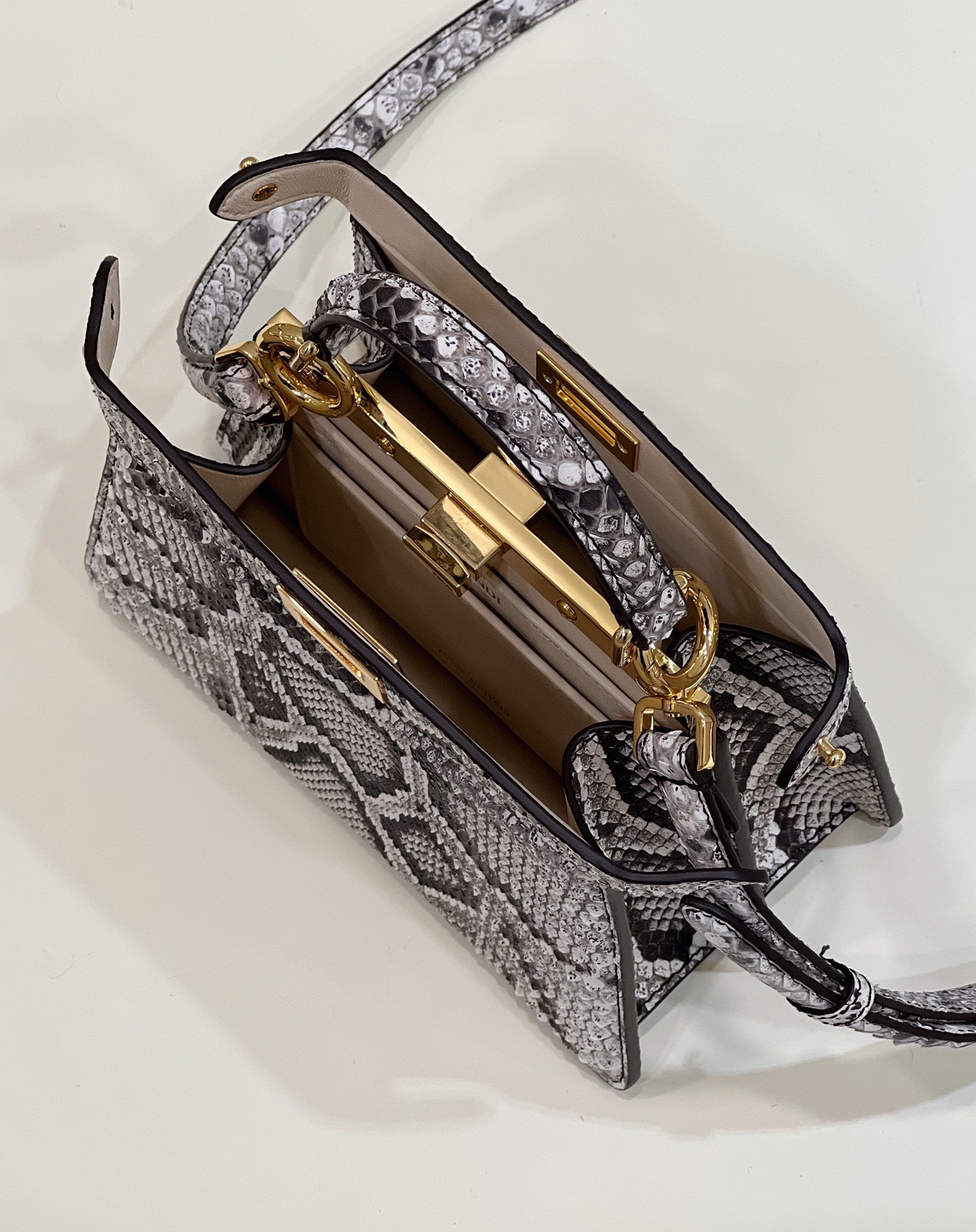 peekaboo's new series I see you petite Latest size Super fresh ~ Top-grade snake skin making, soft and hard and super straight π It is more advanced in combination with all-steel metal fasteners, and it is equipped with long shoulder straps for easy use and the inner capacity is also super sufficient. Model number: 80062 A size: 20*11*16cm - Image 7