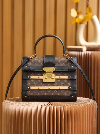 Authentic SP inspection-free and equipped with a full set of duty-free packaging. ❑𝑻𝑹𝑰𝑨𝑵𝑶𝑶𝑵 #M45908# 𝐒𝐏No inspection version ❒ ❥Size: 21*18*11cm I fell in love with it at first sight, and it was indeed nothing wrong. When I saw it from the new product show in the year, I immediately returned the buy version to develop it. It took a whole year. We broke through the most difficult craftsmanship of the traditional box-type, because it is really good-looking, and it is so beautiful that everyone must have it. The wooden strip decoration style is really a really fragrant series. It has a "wow" stunning focus of the audience. It is a rare feeling of being moved. It is also very small and small. It is a very distinctive high-value series. Whether it is portable, hand twisted, crossbody, or one shoulder, it is very distinctive and high-value!