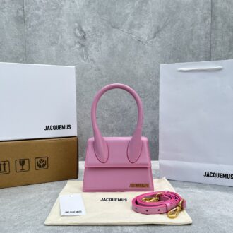 🍑{Mid Peach} The new color of Jacquemu* is released ins. This cute little cute is really too likable. The interesting look is unforgettable. Now it is a real out-of-stock king. It is hard to find a bag~ The genius designer said that he doesn't like to pay too much attention to details, so his works have a semi-finished flavor, which is the key to the most showing the French casual and debauchery style~ I want to use all the colors~ 💭 2044 medium size: 18x15.5x8cm