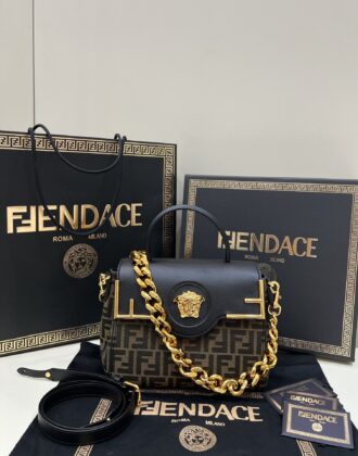 Versace and Fendi Century jointly 🔥Popular, Medusa series, Versace's iconic La Medusa handbag design is inspired by the creative exchange between Kim Jones and Donatella Versace, reinterpreting the Fendace Gold Baroque print, decorated with Medusa board, and the flip cover is Fendi hardware accessories. The versatile handbag can be carried by hand, or used for replacement chains and leather shoulder straps for crossbody. The capacity is the right size, it is practical, elegant, modern, dreamy and luxurious, with a 100% return rate 25-15-22CMF 80088#