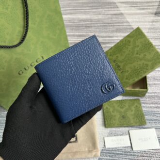. [With a full set of green packaging for counters] 💞G home authentic mold production, specifications and inner workings of the version, exclusive to the market, the pattern has become one of the brand's logos, using imported cowhide, simple and atmospheric, with a large capacity, very practical, and can be detached Italian leather wristband! The inner and inner sides are all made of top-quality cowhide. Model: 428726. Size: 10.5*9.5cm. Color: Blue G pig pattern skin.