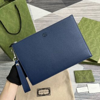 . [With a full set of green packaging for counters] 💞G Home Marmont series continues to grow and expand, launching this new slender clutch style made of black glossy leather. The mini-shaped double G accessories add charm to the entire design. The clutch is equipped with a removable wrist strap that can be worn on the wrist for enhanced practicality. Black glossy leather, palladium tones accessories, viscose and cotton linen lining, removable leather wristband, six card compartments, one open pocket. Size: 30.5x 21x 1.5 Model: 475317 Color: Blue G pig pattern leather.