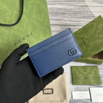 . [With a full set of green packaging for counters] 💞G home authentic mold production, specifications and inner workings of the version, exclusive to the market, the pattern has become one of the brand's logos, using imported cowhide, simple and atmospheric, with a large capacity, very practical, and can be detached Italian leather wristband! The inner and inner sides are all made of top-quality cowhide. Model: 657588. Size: 11*7cm. Color: Blue G pig pattern skin.