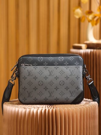 Authentic SP inspection-free and equipped with a full set of duty-free packaging. 𝐓𝐑𝐈𝐎 Postman Bag Upgraded version #M69443# Inspection-free version ▪️ Size: 25*18.5*7cm▪️ Must-in-one postman bag, color matching design, very fashionable, the most popular sales champion, not only is handsome in appearance, but also has a very high practicality. It can meet the matching style of varied styles for men, the splicing of black presbyopia and reverse black presbyopia fans will definitely be uncontrollable. The detachable three-in-one disassembly, and the random combination of 𝐲𝐲𝐝𝐬!