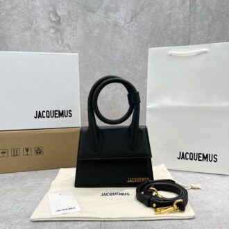 ｛Full-skin black gold｝ Jacquemu* hot item can be hot on the shoulders~ Little Cute is so cute La The new shoulders and back series is so beautiful! ! The interesting look is unforgettable, and now it is a real out-of-stock king. It is hard to find a bag~ The genius designer said that he doesn't like to pay too much attention to details, so his works have a semi-finished flavor, which is the key to the most showing the French casual and slutty style~ One bag is multi-purpose ✔️① Handheld ② Crossbody ③ Armpit bag Model number: 2023 Size: 18x15.5x8cm