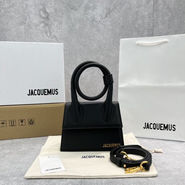 ｛Full-skin black gold｝ Jacquemu* hot item can be hot on the shoulders~ Little Cute is so cute La The new shoulders and back series is so beautiful! ! The interesting look is unforgettable, and now it is a real out-of-stock king. It is hard to find a bag~ The genius designer said that he doesn't like to pay too much attention to details, so his works have a semi-finished flavor, which is the key to the most showing the French casual and slutty style~ One bag is multi-purpose ✔️① Handheld ② Crossbody ③ Armpit bag Model number: 2023 Size: 18x15.5x8cm