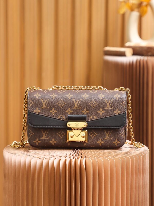 Authentic SP inspection-free and equipped with a full set of duty-free packaging. New product 𝐌𝐀𝐑𝐂𝐄𝐀𝐔 #M46126# Inspection-free version ▪️ Size: 24.5*15*6.5cm▪️ Retro fashion and modern avant-garde are perfectly integrated, and a new 𝑴𝒂𝒓𝒄𝒆𝒂𝒂𝒌 Chain bag is launched. 𝑺-𝒍𝒐𝒄𝒌 Lock design takes a classic style as a traditional symbol, paying tribute to the classic suitcase craftsmanship. The classic style of presbyopia and temperamental leather design has a low-key temperament retro flavor, elegant temperament, the upper body effect is huge and beautiful, and the temperament is not greasy!