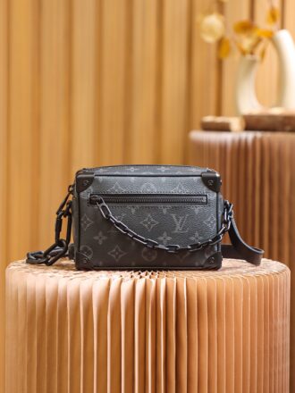 Authentic SP inspection-free and equipped with a full set of duty-free packaging. 𝐌𝐢𝐧𝐢 𝐒𝐨𝐟𝐭 𝐓𝐫𝐮𝐧𝐤 M44735 upgraded version - Resin buckle hardware ▪️ Size: 18.5*13*8cm▪️ Classic men's presbyterian, paired with resin buckle chain design, fashionable and slightly unique, but not too exaggerated and fancy. The boxy bag design, the chain is made of resin material, and the matte matte texture makes it look more high-end. I never expected that its popularity has not yet been reduced. It is really beautiful and beautiful. Simple combination gives you a full sense of fashion! One of the first choices for men, it is also very delicious as a couple bag!