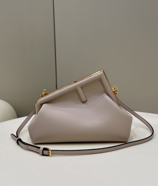 fendi❤️First series uses F as the letter as the design highlight and adopts an oblique frame outline. The appearance design is also unique and innovative. It is asymmetrical bag, fashionable and neat. It can not only be used as a handbag, but also a removable shoulder strap design can also be used as a shoulder bag. It is more perfect when holding, multifunctional, soft leather, and has a great feel. Many celebrities recommend one, worth having. Size 26×9.5×18cm Model number 80018m milk tea