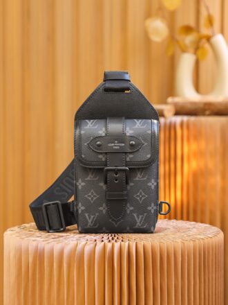 Authentic SP inspection-free and equipped with a full set of duty-free packaging. 𝐒𝐀𝐔𝐌𝐔𝐑Shoulder Bag #Exemption-free version#M45912 ▪️ Size: 13*18*3.5cm▪️ 𝟏𝟗𝟖𝟔 𝐒𝐚𝐮𝐦𝐮𝐫 Family has added new members. The cool street shoulder bag can be used as a shoulder crossbody/breast bag, which has a must-have fashionable feeling for a low-key trendy man. It is very fashionable when you go out. The daily casual matching is also very versatile, high-looking, light and portable, and is very suitable for daily size. The so-called "sweeping pen" is its appearance!