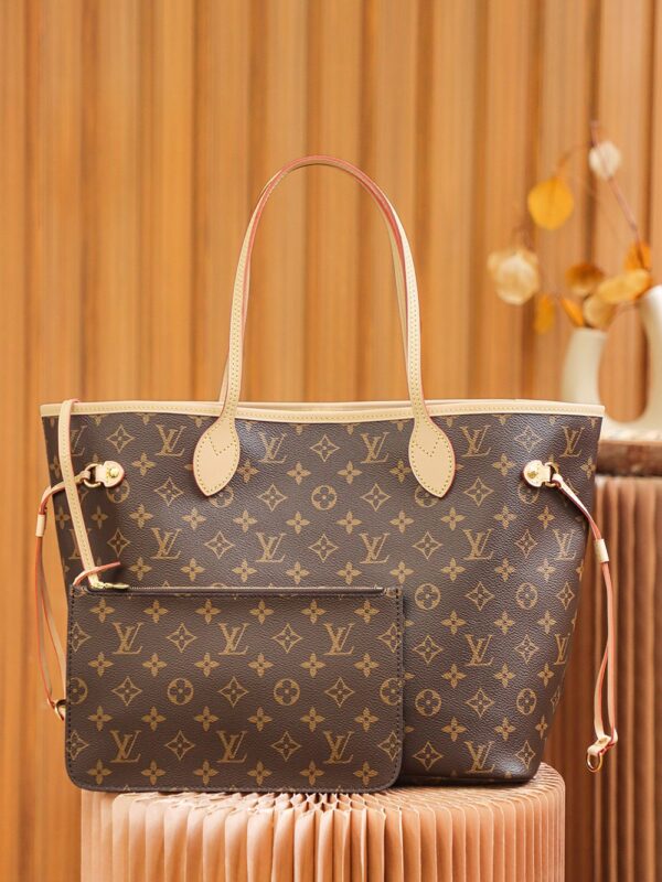 Authentic SP inspection-free and equipped with a full set of duty-free packaging. 𝐍𝐄𝐕𝐄𝐑𝐅𝐔𝐋𝐋𝐋 King of Classic #M40995# Check-free version ▪️ Size: 31*28*14cm▪️ Known as the "King of Cost-performance" The shopping bag that every woman should have is 𝙉𝙚𝙫𝙚𝙧𝙛𝙪𝙡𝙡𝙡 Shopping bag. It is indeed the case. It is not only the versatile king of daily life, but also meets the needs of large capacity, and has a full score of practical commuting! As a mother-child bag, the small bag inside can be detached and carried alone, and it is the king of cost-effectiveness for one bag!