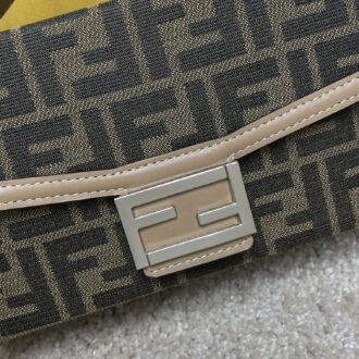 (Original single quality) Exclusive genuine product development, 100% top layer cowhide, new counter box, large space, very practical, with a slot position, retaining the box design elements, a bag can be used for both men and women, with online appearance, casual and versatile, perfect upper body effect, and presbyopia is particularly good-looking Model: 7va565 Size: 22*13*6.5