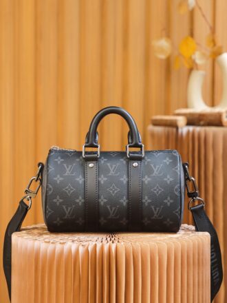Authentic SP inspection-free and equipped with a full set of duty-free packaging. 𝐊𝐞𝐞𝐩𝐚𝐥𝐥 𝐂𝐢𝐭𝐲𝟐𝟓 #M46271# Duty-free version ▪️ Size: 25*15*11cm▪️ 𝕂𝕖𝕖𝕖𝕡𝕒𝕝𝕝 series has always been the favorite of trendy men, and it is also the bag that trendy men use the most frequently in daily life👜 Especially the black old color, it is low-key and handsome, both for both men and women, small and capable of wearing, and a magical tool for concave shape! The capacity is satisfied with daily use, taking into account both practicality and beauty. It is a completely free design, and it has a cool and cool appearance!