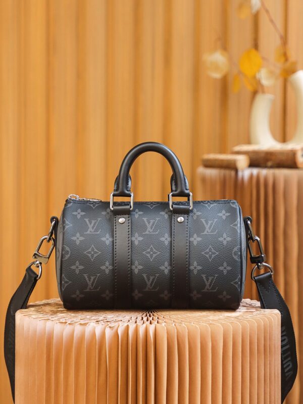 Authentic SP inspection-free and equipped with a full set of duty-free packaging. 𝐊𝐞𝐞𝐩𝐚𝐥𝐥 𝐂𝐢𝐭𝐲𝟐𝟓 #M46271# Duty-free version ▪️ Size: 25*15*11cm▪️ 𝕂𝕖𝕖𝕖𝕡𝕒𝕝𝕝 series has always been the favorite of trendy men, and it is also the bag that trendy men use the most frequently in daily life👜 Especially the black old color, it is low-key and handsome, both for both men and women, small and capable of wearing, and a magical tool for concave shape! The capacity is satisfied with daily use, taking into account both practicality and beauty. It is a completely free design, and it has a cool and cool appearance!