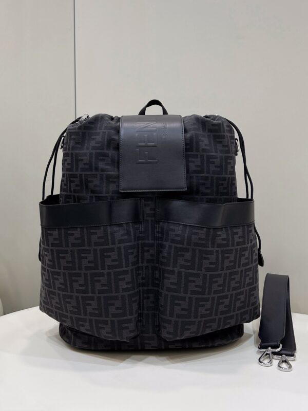 Fendi's medium and ancient flower backpack is super large capacity cool bag. It can be used as a mountaineering bag. It has multiple small pockets for easy use. It subverts the traditional shape~ Model number 8583 Pretty flower size 4 0x25x46cm