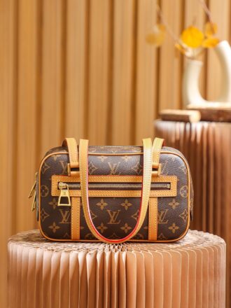 Authentic SP inspection-free and equipped with a full set of duty-free packaging. 𝐂𝐈𝐓𝐄 New medieval series #M46321# inspection-free version ▪️ Size: 26*16*11cm▪️ 𝐂𝐢𝐭𝐞 Smile with a full retro feel, the shape replica of the medieval shape, the zipper on the front looks very similar to a smiling face, the square shape is matched with retro old flowers, which can be salty, sweet or versatile, and the capacity is very large, and it must be included in the classic series, with a very retro and trendy high-quality visual sense, and the appearance of the upper body is also a very good-looking high-value series! Must make money!