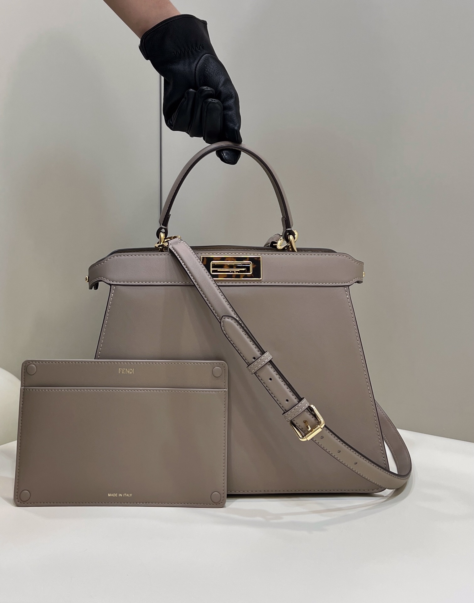 New model π
ππππ ππππ€πππ¨π¨π¨Door gray Full leather simple design Inner hardware uses tortoiseshell color to add a bit of aura to the bag, and the details are handled well. A beautiful bag that cannot be missed ~size33cm F full package Model number 70193L-A