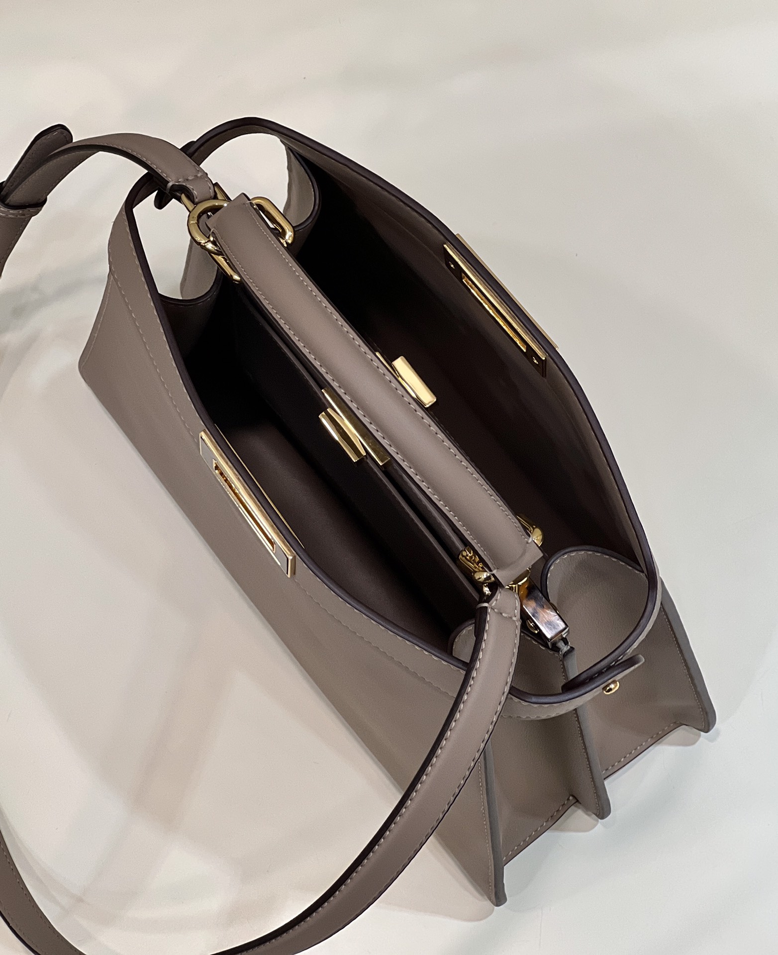New model π
ππππ ππππ€πππ¨π¨π¨Door gray Full leather simple design Inner hardware uses tortoiseshell color to add a bit of aura to the bag, and the details are handled well. A beautiful bag that cannot be missed ~size33cm F full package Model number 70193L-A - Image 8