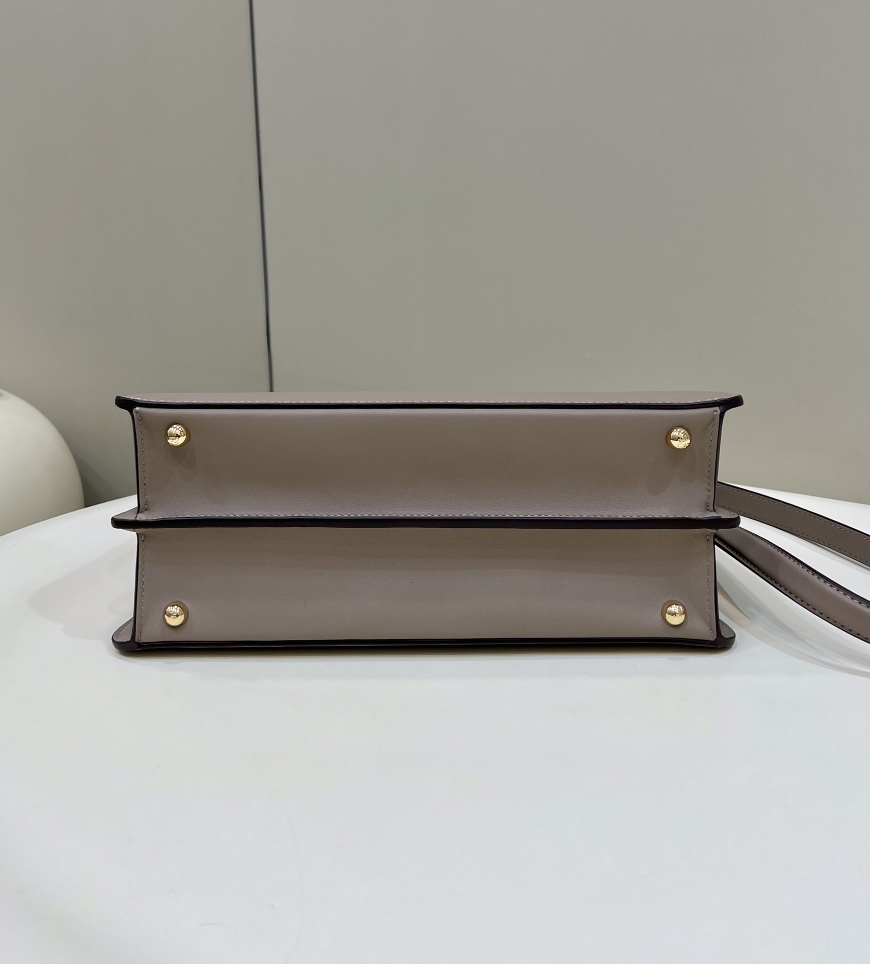 New model π
ππππ ππππ€πππ¨π¨π¨Door gray Full leather simple design Inner hardware uses tortoiseshell color to add a bit of aura to the bag, and the details are handled well. A beautiful bag that cannot be missed ~size33cm F full package Model number 70193L-A - Image 3