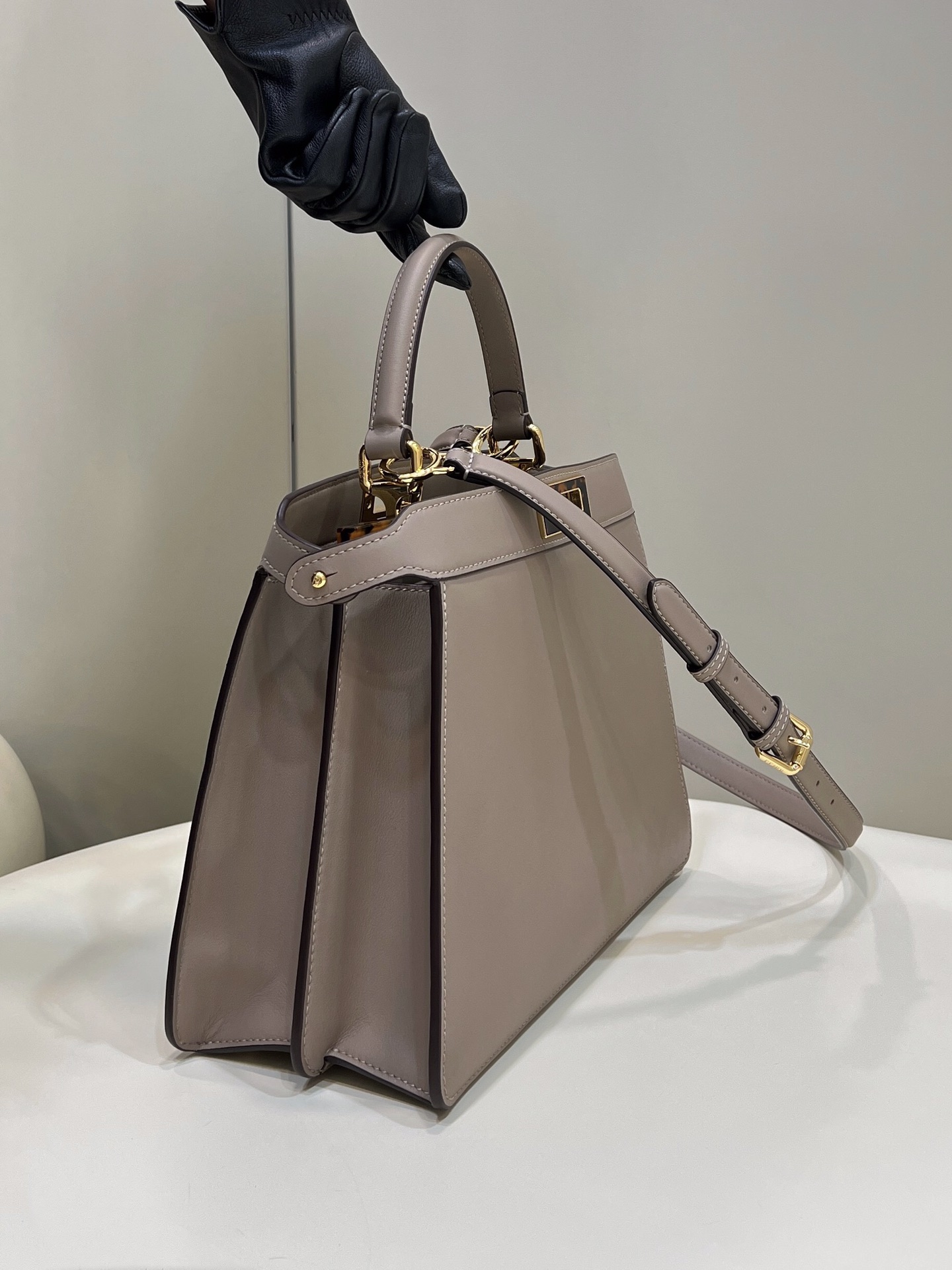 New model π
ππππ ππππ€πππ¨π¨π¨Door gray Full leather simple design Inner hardware uses tortoiseshell color to add a bit of aura to the bag, and the details are handled well. A beautiful bag that cannot be missed ~size33cm F full package Model number 70193L-A - Image 2